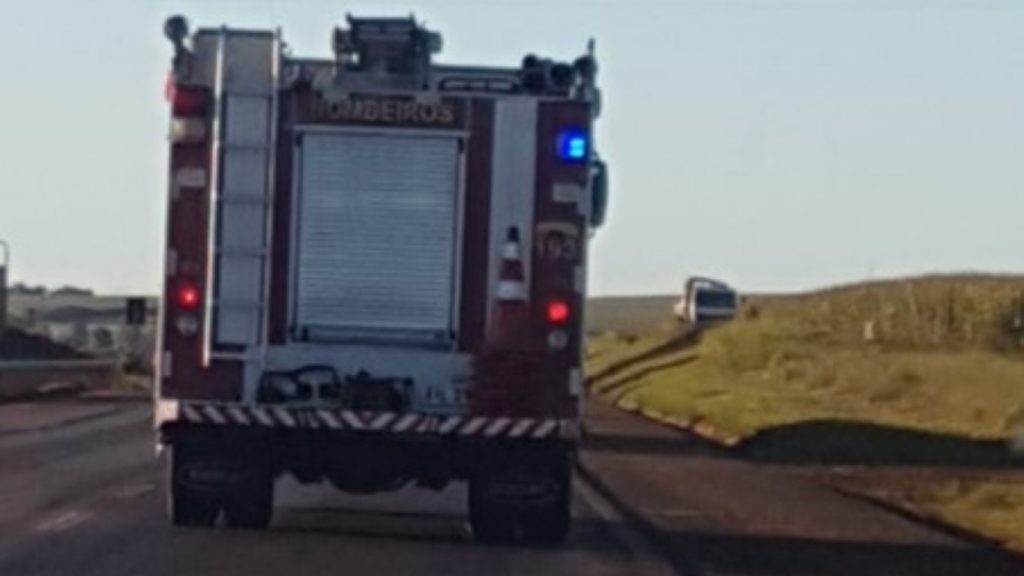 Bombeiros são acionados para combater incêndio em veículo na BR-163