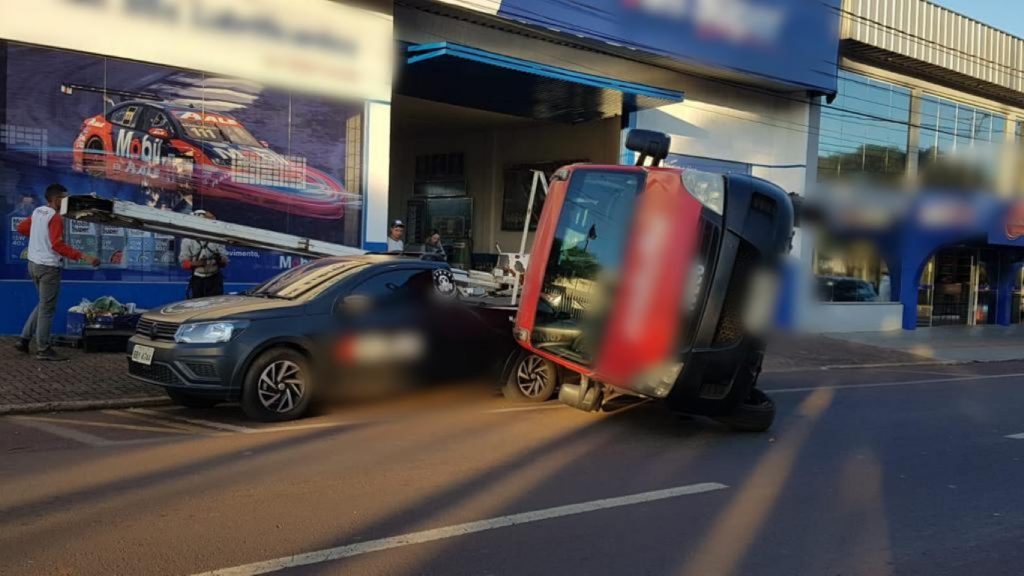 Caminhão tomba em cima de carro estacionado na Avenida Barão do Rio Branco