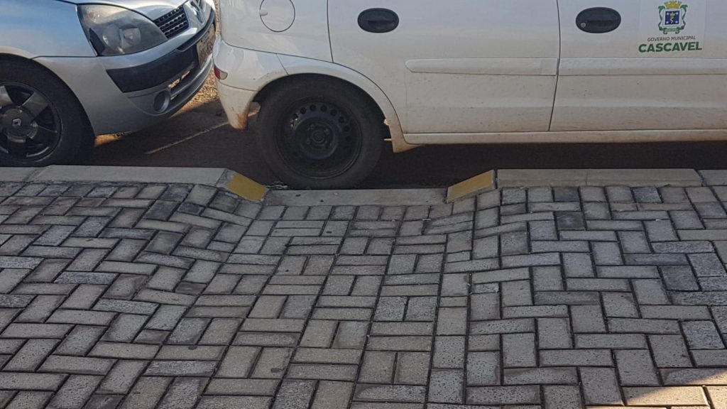 Após manutenção, carro da Prefeitura é deixado em local de estacionamento proibido