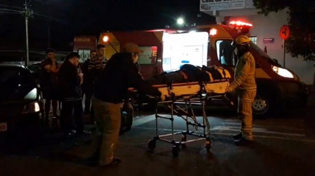 Motociclista fica ferido em colisão envolvendo Honda Biz e Renault Clio