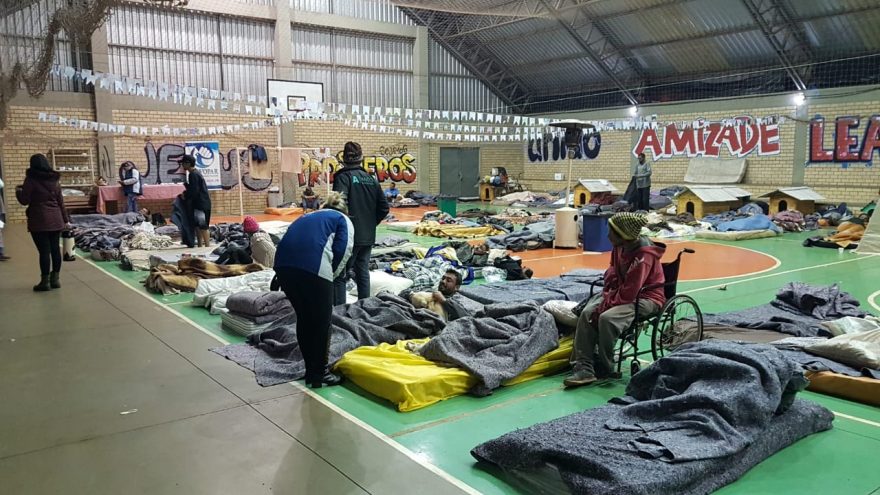 Moradores de rua tem noite junina no Ginásio do Creas com pipoca, doces e quentão sem àlcool
