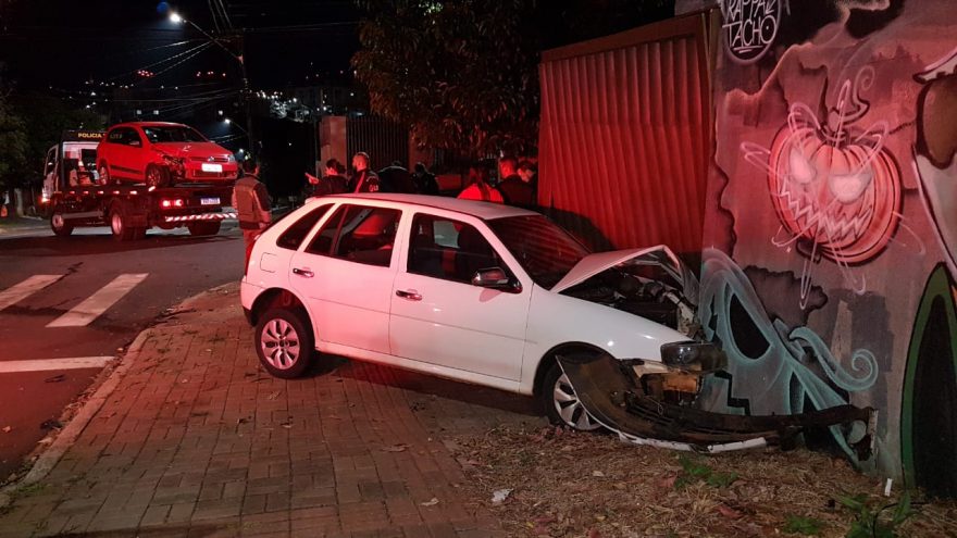 Batida entre veículos Gol é registrada na Rua Nereu Ramos