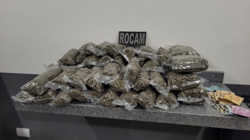 Adolescente tenta despistar cheiro de maconha, colocando pó de café em bagagem de ônibus