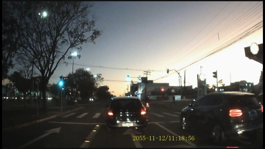 Câmera onboard flagra motociclista avançando sinal vermelho e atingido homem em patinete elétrico
