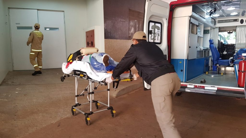 Jovem de 19 anos sofre entorse de joelho ao cair de cima de uma mesa