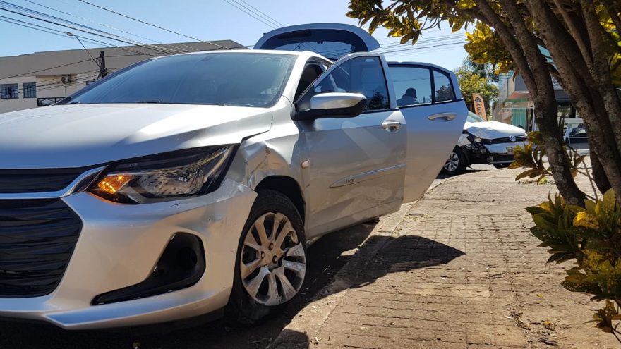 Gol e Ônix se envolvem em acidente na Rua General Osório