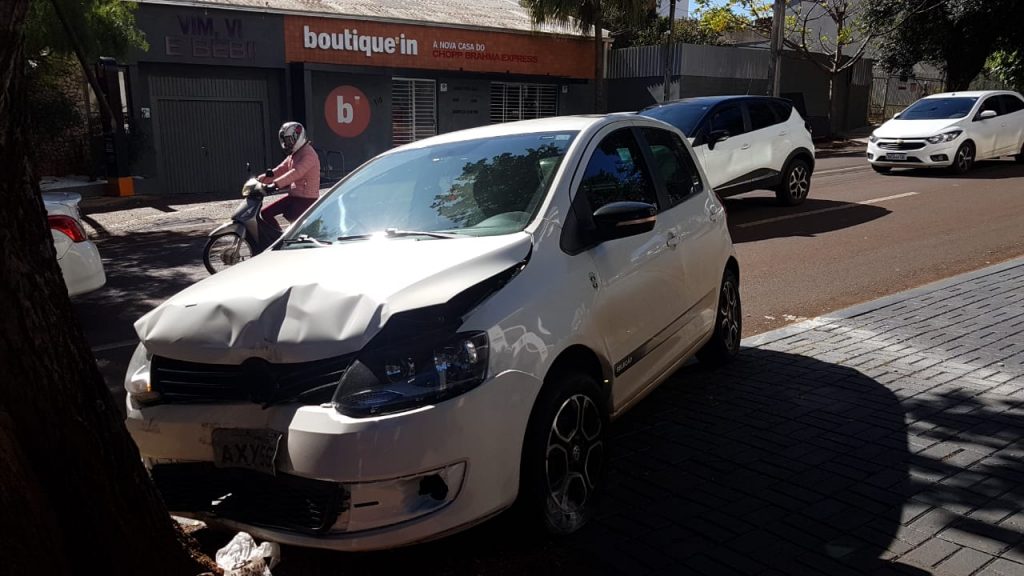 Fox colide em árvore no Centro