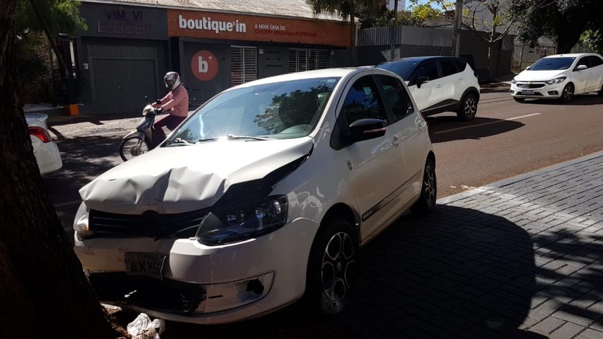 Fox colide em árvore no Centro