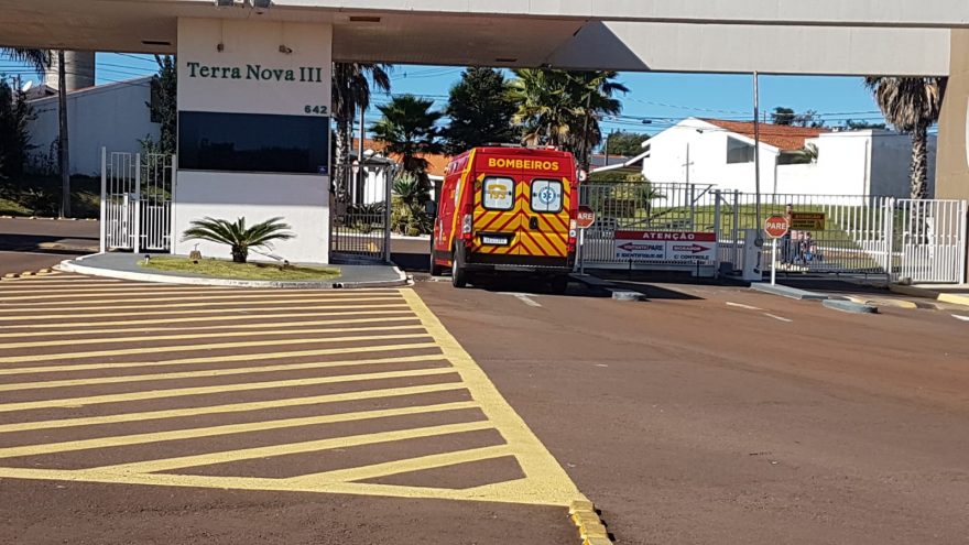 Jovem fica ferido ao cair dois metros de altura em condomínio