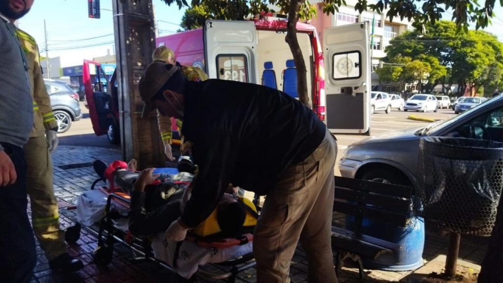 Motociclista fica ferido em colisão envolvendo Honda Biz e Volkswagen Voyage