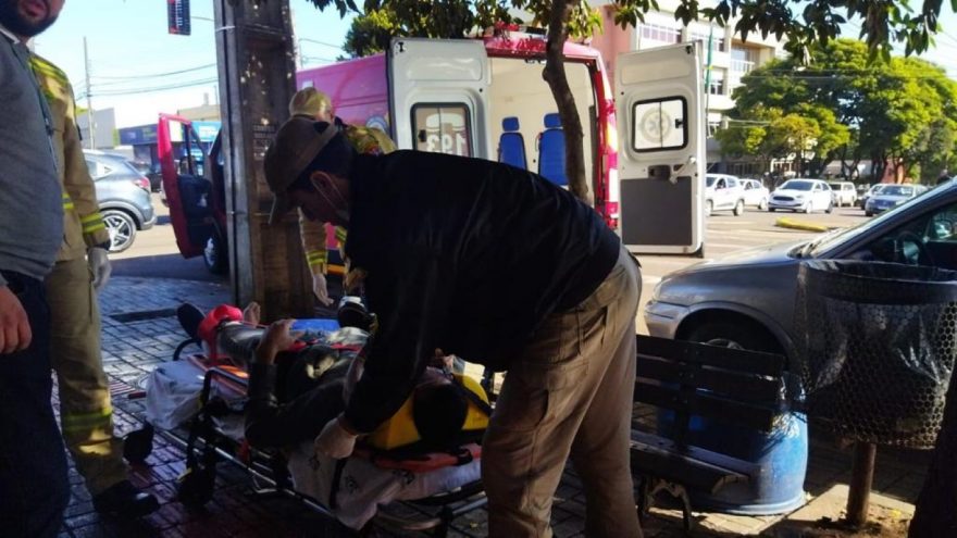 Motociclista fica ferido em colisão envolvendo Honda Biz e Volkswagen Voyage
