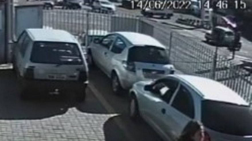 Câmera de segurança mostra colisão entre carro e moto no Centro