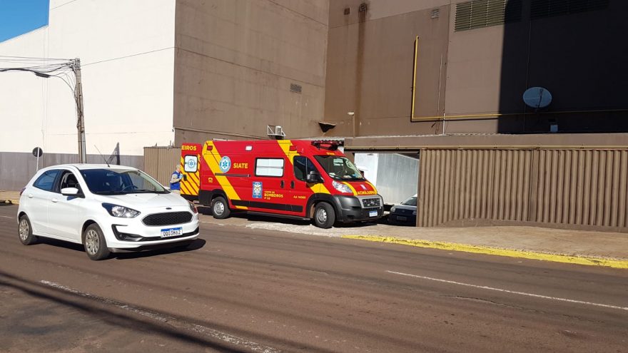 Bombeiros prestam atendimentos a pessoa ferida no Shopping JL