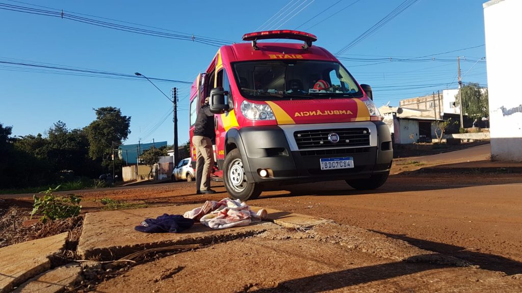 Homem cai na rua e sofre corte no crânio