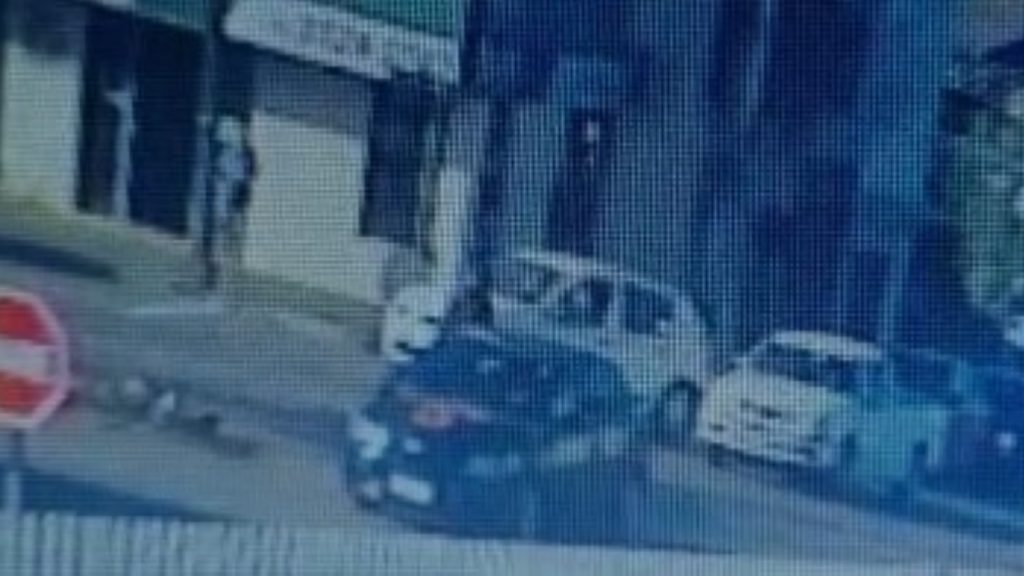 Linda atitude, após cão ser atropelado, ciclista deixa sua bicicleta na rua e corre socorrê-lo