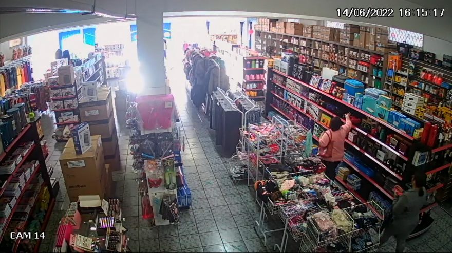 Câmera de segurança registra furto de caixas de som em loja de Céu Azul