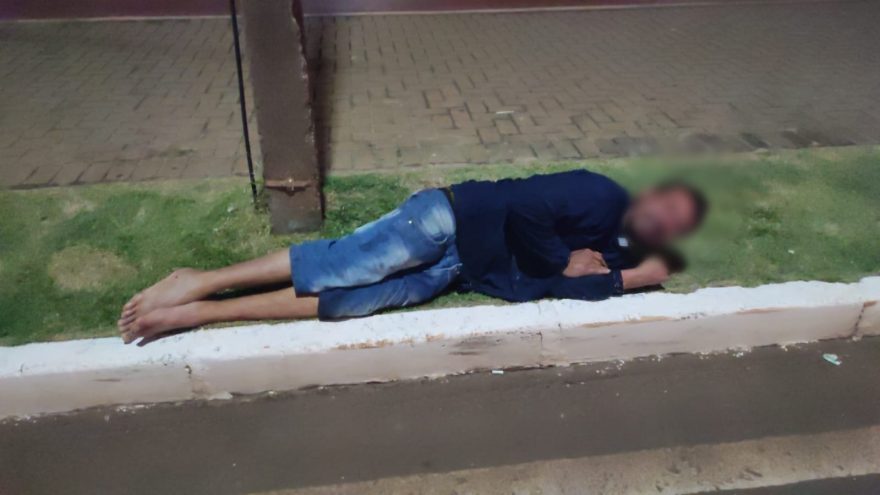 “Minhas pernas não estão mexendo, eu não sinto minhas pernas”; rastejando pela rua, homem pede ajuda