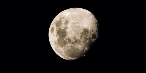 Imagem referente a ‘Superlua de morango’ chama a atenção no céu