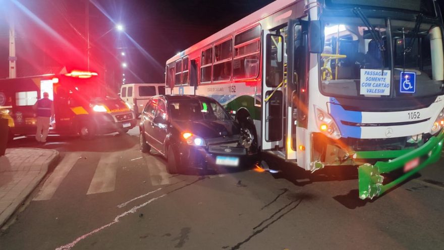 Ônibus do transporte coletivo e Ford Fiesta se envolvem em acidente no Brasmadeira
