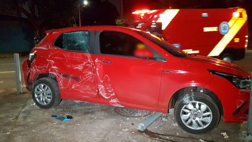 Mais um acidente envolvendo carro e ônibus é registrado em Cascavel; condutora ficou ferida