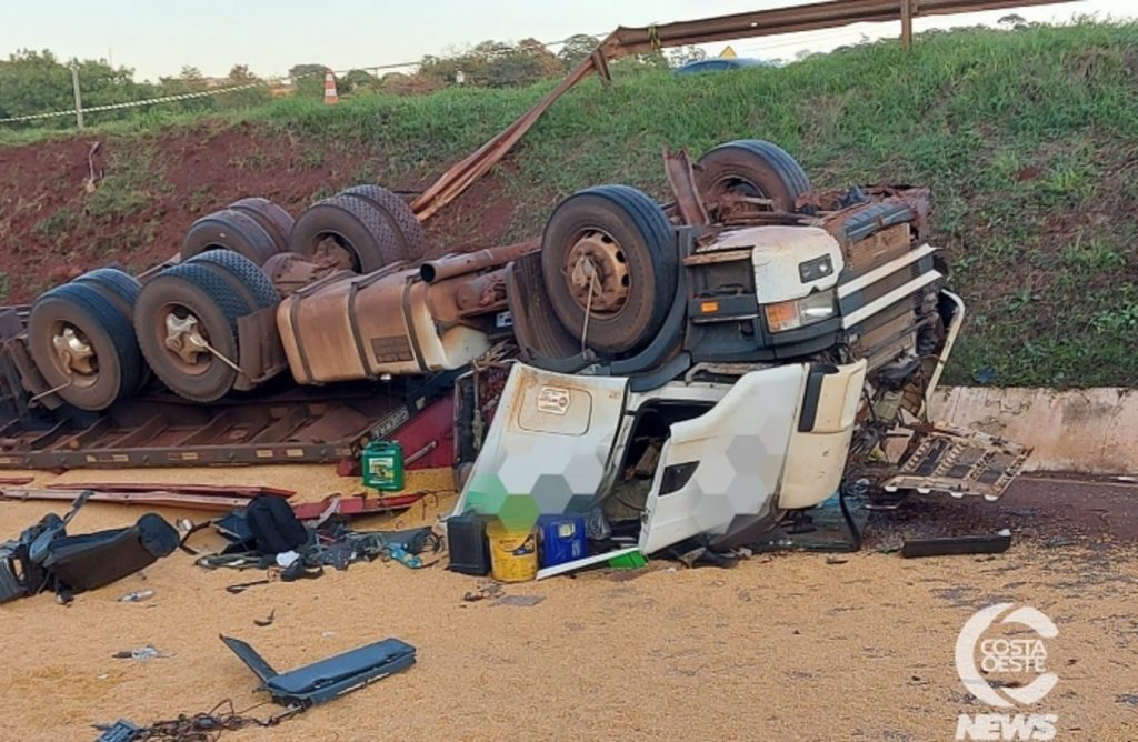 Motorista morre após tombamento de caminhão na BR-277