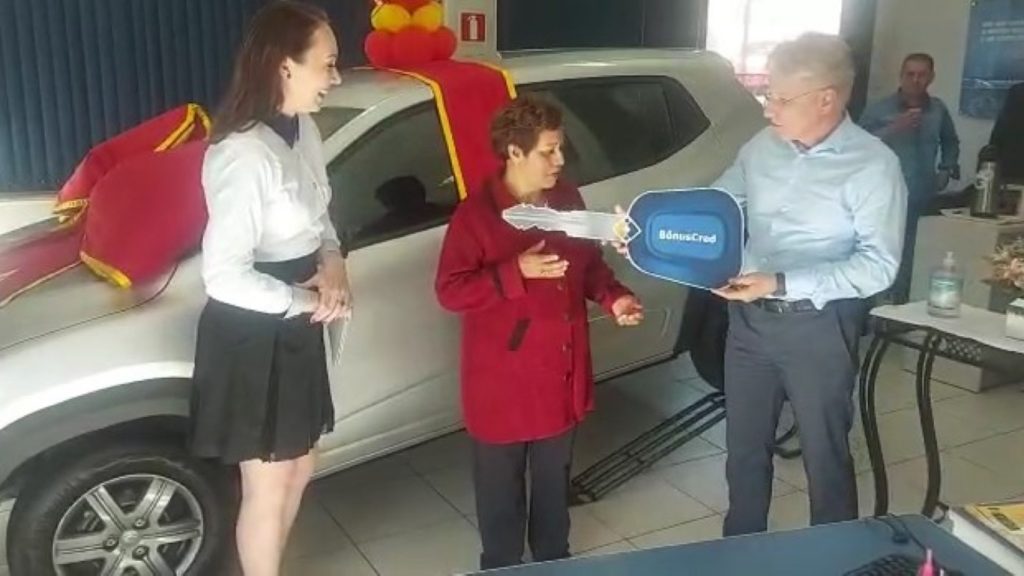 BônusCred entrega Renault Kwid 0km para ganhadora do sorteio de 25 anos da empresa