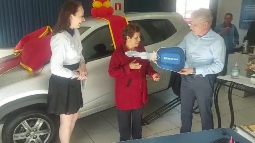 BônusCred entrega Renault Kwid 0km para ganhadora do sorteio de 25 anos da empresa