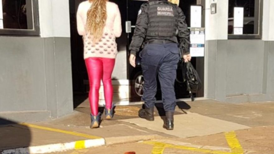 Mulher é detida após agredir dono da casa em que seu ‘ficante’ é inquilino