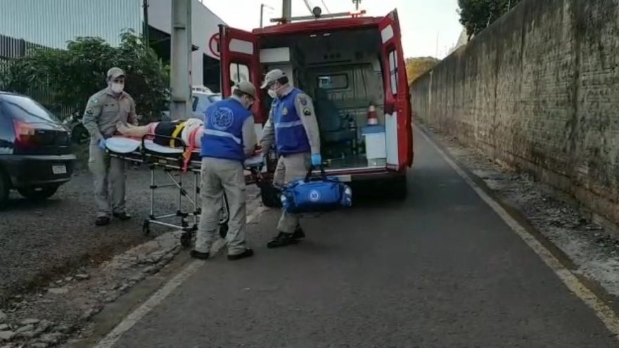 Durante preparativos para festa de aniversário, mulher cai e sofre fratura
