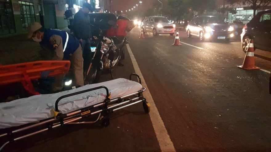 Jovem fica ferida após colisão envolvendo carro e moto na Avenida Tancredo Neves