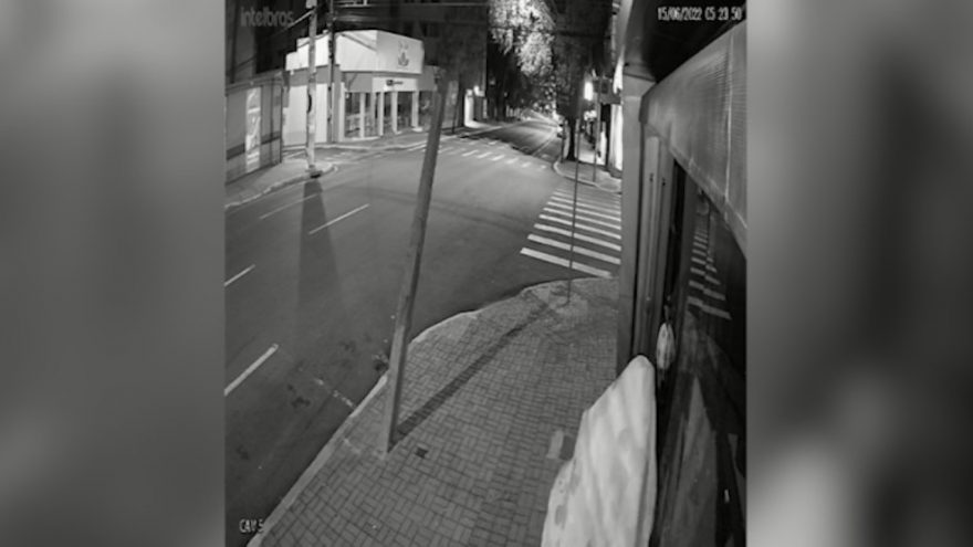 Indivíduo é flagrado por câmeras de segurança tentando furtar loja no Centro