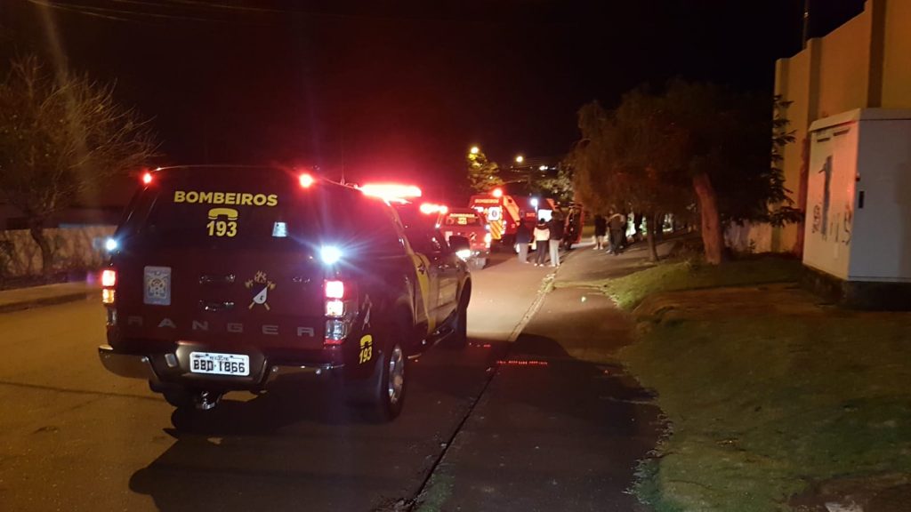 Jovem bate a cabeça em árvore após perder o controle da direção de motocicleta