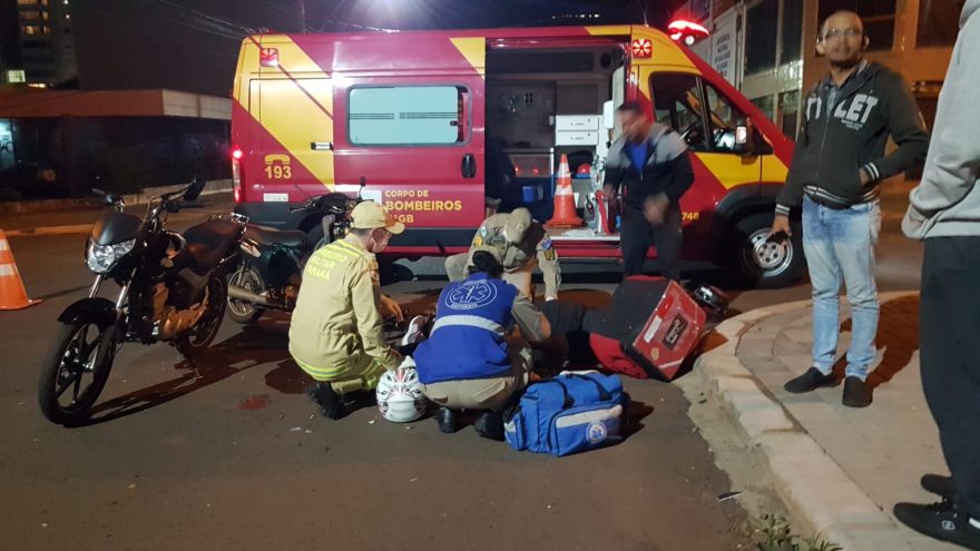 Duas motos colidem no Centro de Cascavel e condutoras ficam feridas