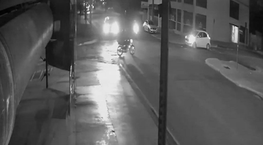 Imagem flagra batida de trânsito envolvendo duas motos no Centro de Cascavel