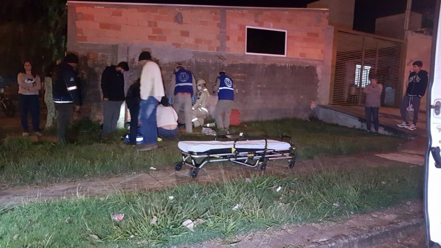 Batida entre carro e moto no Bairro Santa Cruz deixa homem de 42 anos ferido