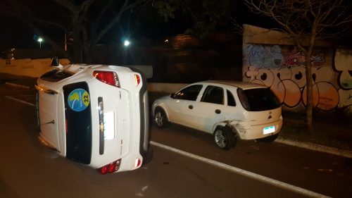 Após bater contra carro estacionado, Chevrolet Tracker tomba na Área Militar Imagem referente a Após bater contra carro estacionado, Chevrolet Tracker tomba na Área Militar