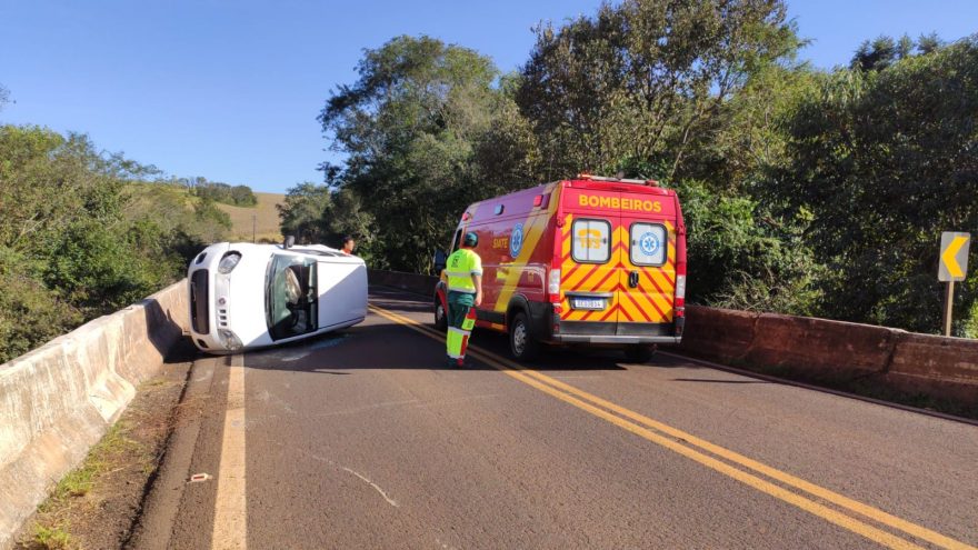 Mulher fica ferida em capotamento na rodovia PR-180, em Cascavel