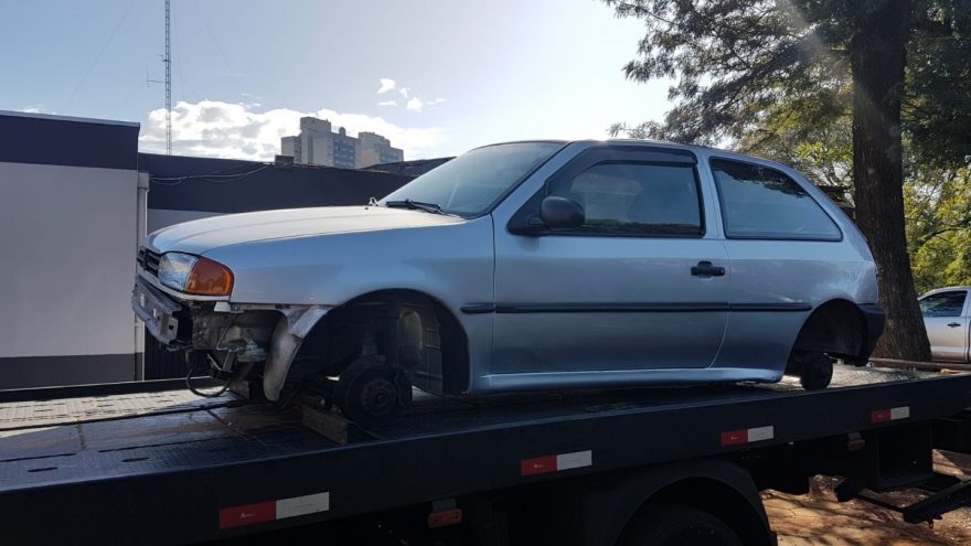 Carro com registrou de furto é recuperado pela PM após ser depenado no Lago Azul