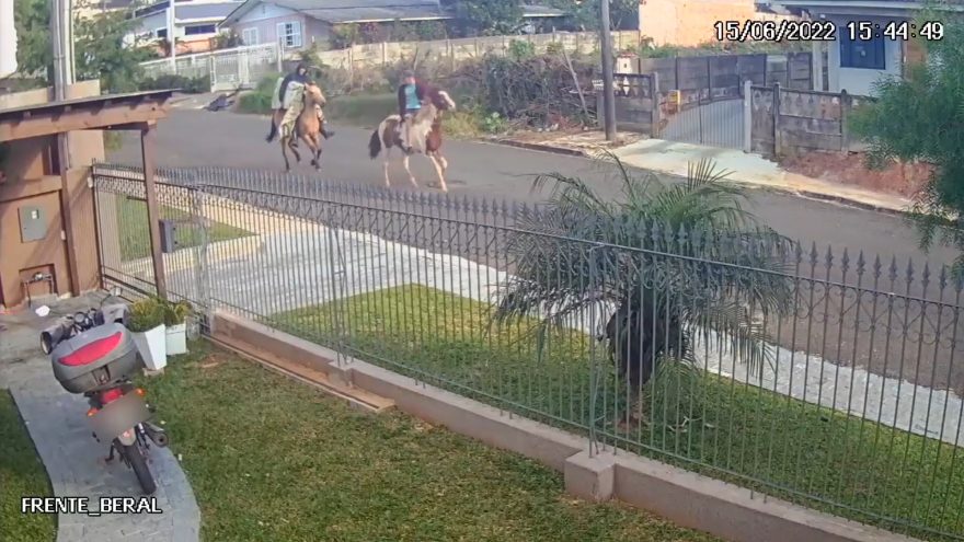 Velho Oeste: Ladrões a cavalo são detidos após realizarem furto em residência