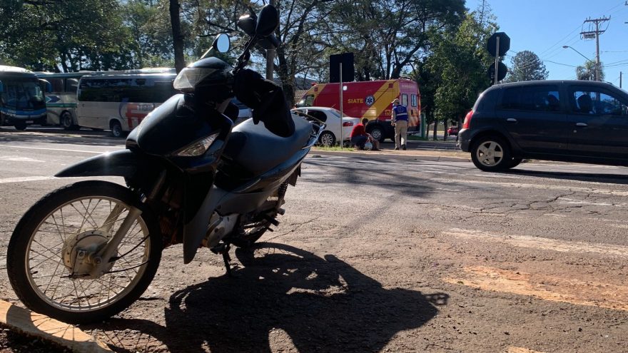 Leve colisão entre carro e moto deixa mulher ferida na Rua da Lapa