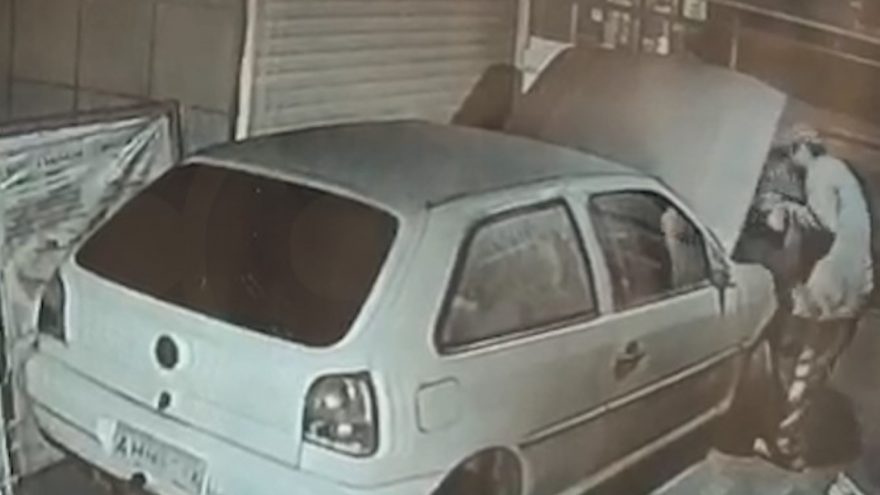 Vídeo mostra bateria de carro sendo furtada no Santa Cruz