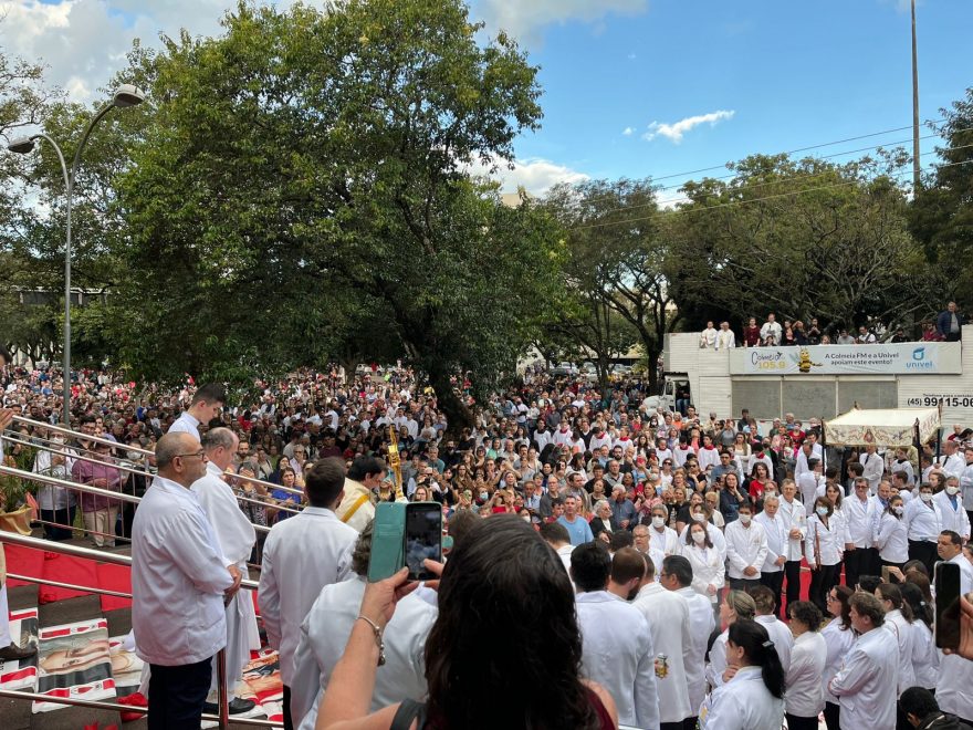 Centenas de fiéis fazem procissão de Corpus Christi na Avenida Brasil