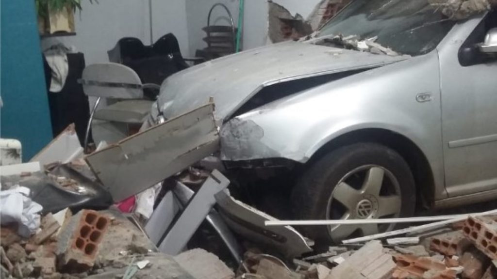 Carro invade e destrói salão de beleza no Bairro Cascavel Velho