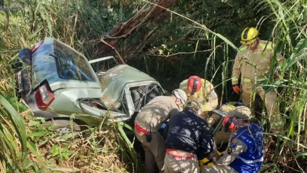 Grave acidente é registrado na BR-277 onde veículo capota e três ficam feridos