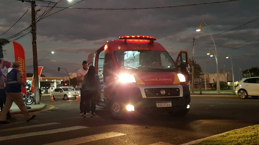 Motociclista sofre contusões após acidente na Avenida Brasil
