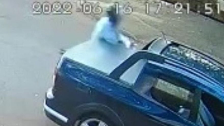 Idoso colide com saveiro estacionada no Interlagos; veja vídeo