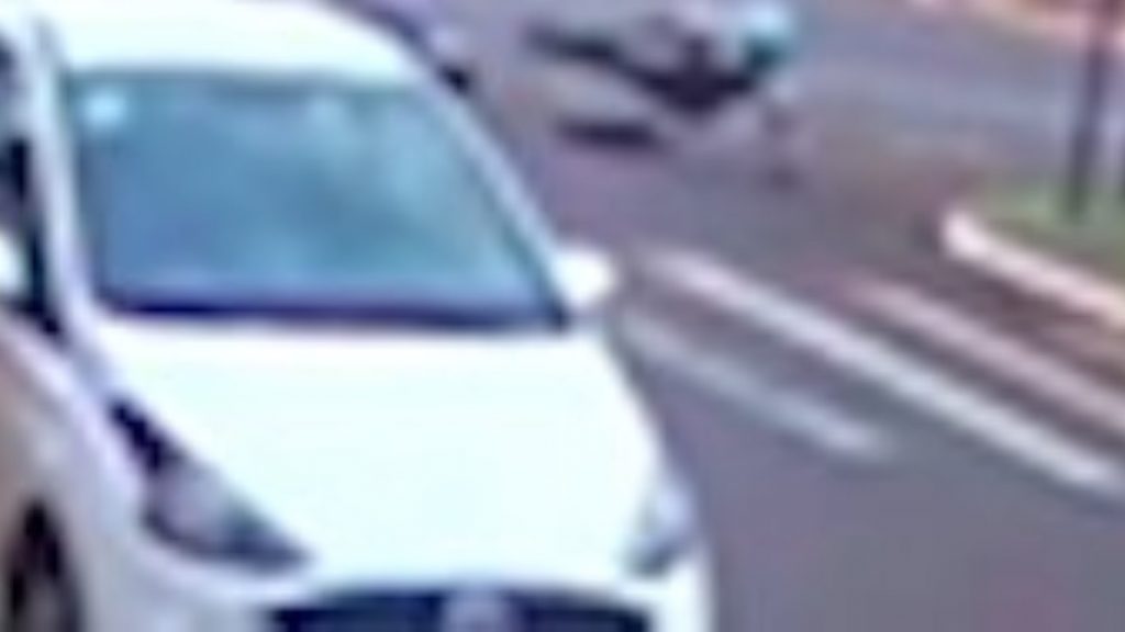Motociclista é jogado para longe e atinge poste após colisão no Centro