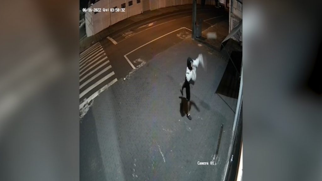 Olha a pedra! Indivíduo tenta arrombar estabelecimento a pedradas