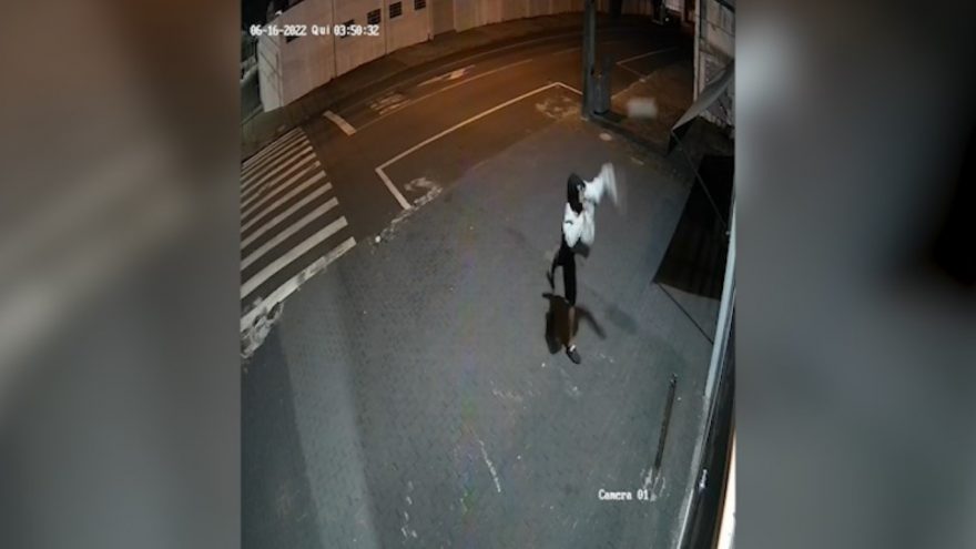 Olha a pedra! Indivíduo tenta arrombar estabelecimento a pedradas
