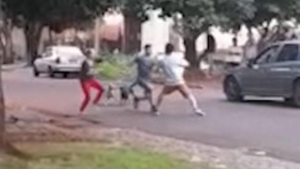 Fechou o tempo! Populares entram em vias de fato no meio da rua